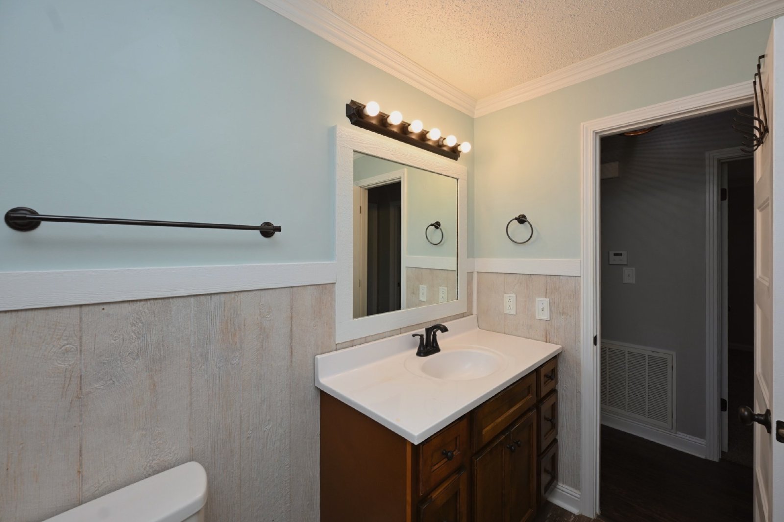 Beautifully Remodeled 3 bed, 2 bath Home property image
