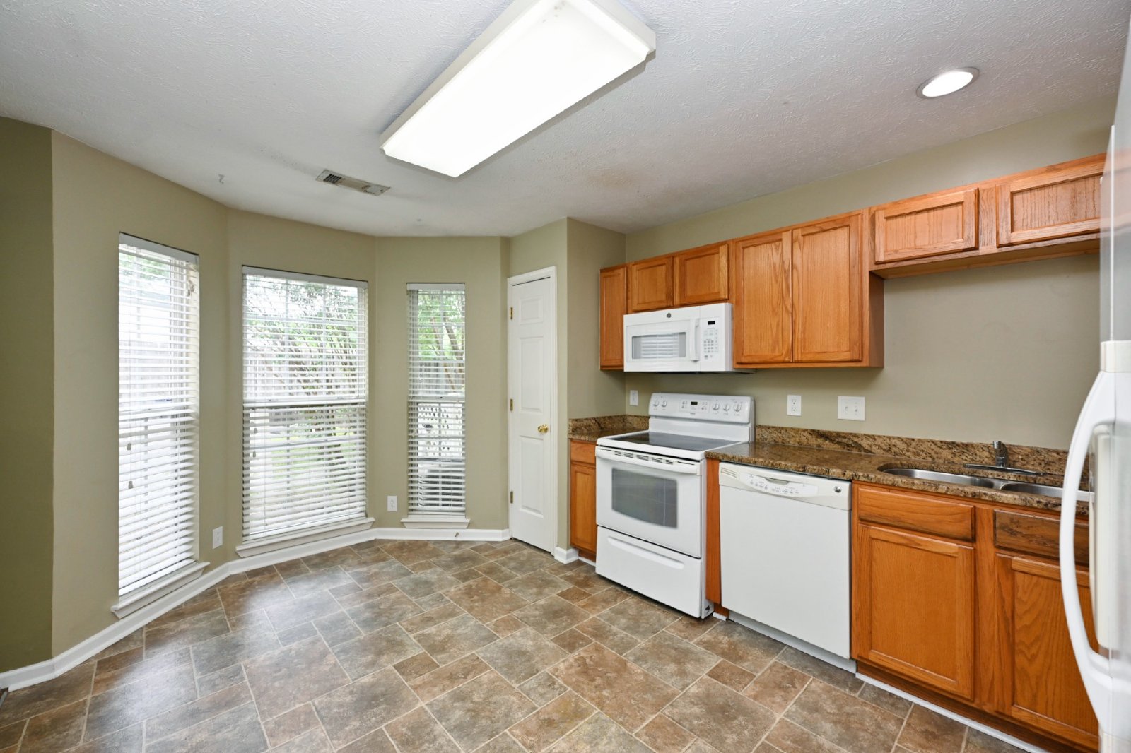 Beautiful 2BR/2.5BA Townhome in Nashboro Village property image