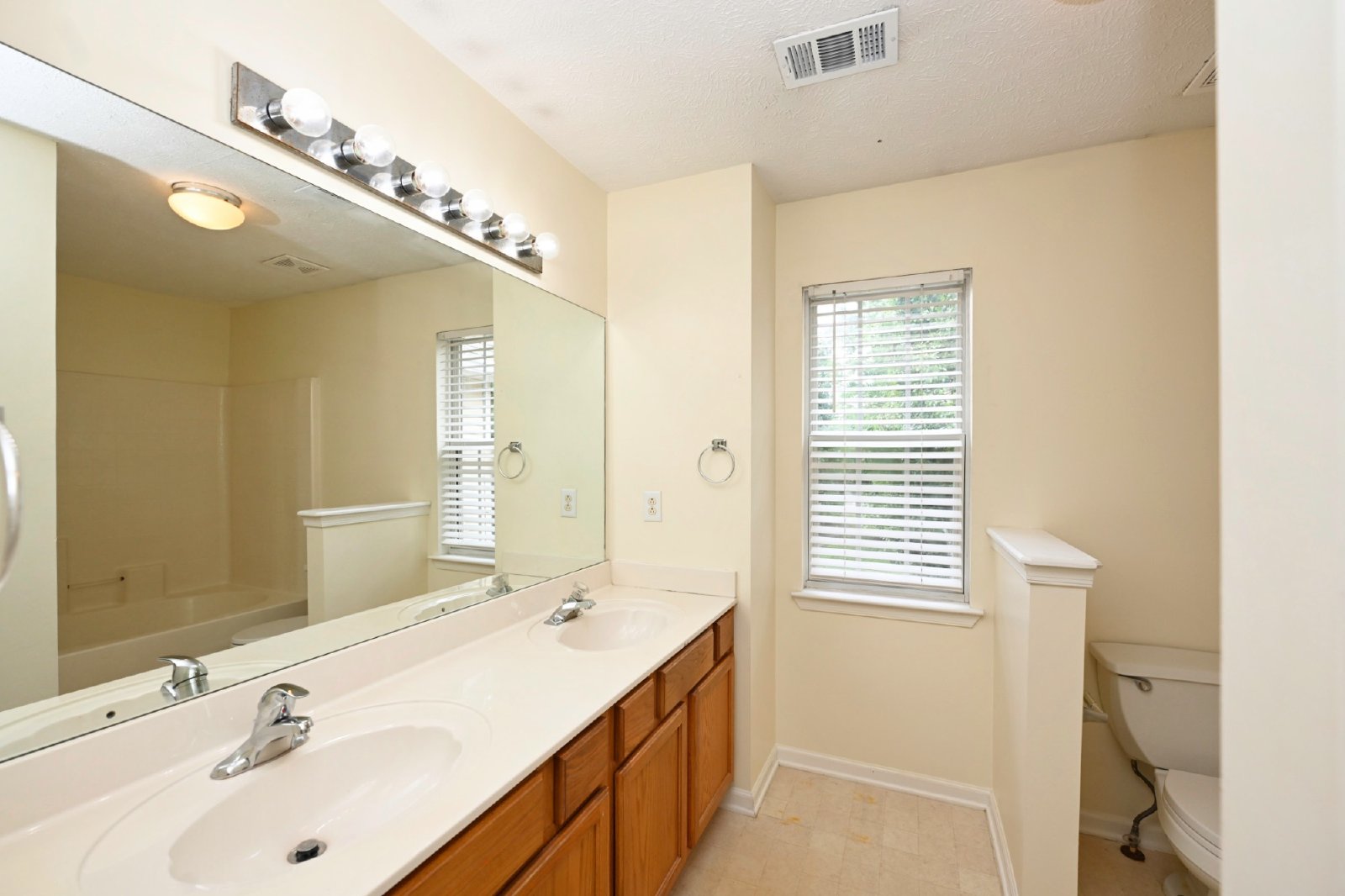 Beautiful 2BR/2.5BA Townhome in Nashboro Village property image