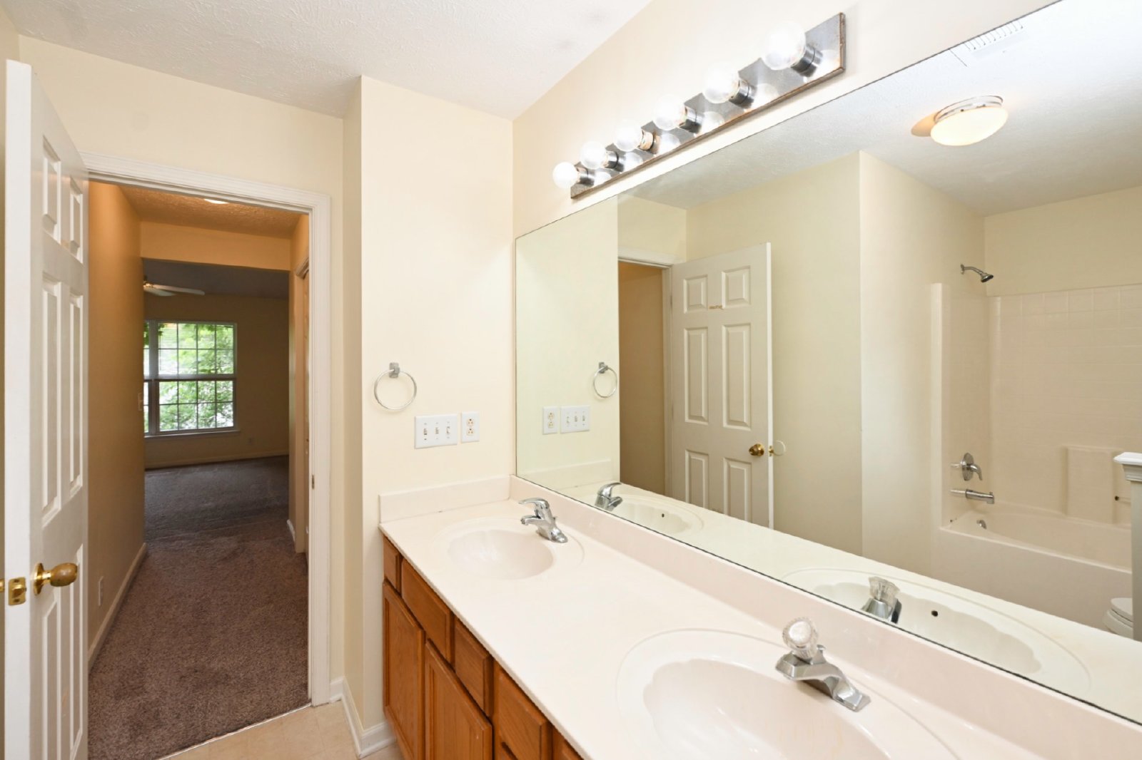 Beautiful 2BR/2.5BA Townhome in Nashboro Village property image